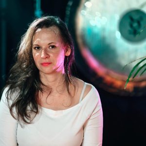 Ceremonia Dźwięku z muzyką gongów i mis